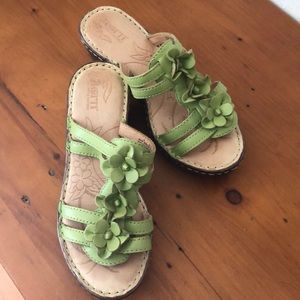 Born sandals